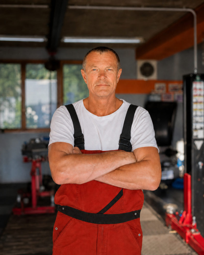 Mechanik RAZO CAR vo svojej dielni v Malackách